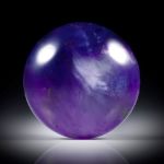 Sugilith mit Richterit 32.14ct.  runder Cabochon ca.23x23x8.5mm