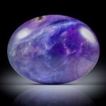 Sugilith mit Richterit 86.58ct. ovaler Cabochon ca.40x30x10.5mm