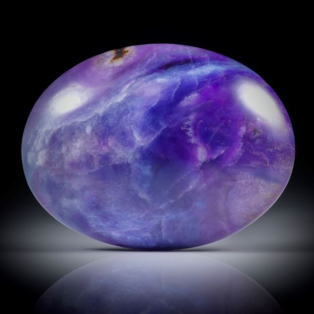 Sugilith mit Richterit 86.58ct. ovaler Cabochon ca.40x30x10.5mm