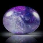 Sugilith mit Richterit 120.06ct. ovaler Cabochon ca.46x34.5x10.5mm