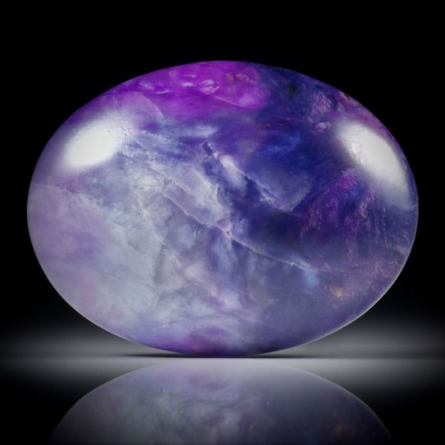 Sugilith mit Richterit 120.06ct. ovaler Cabochon ca.46x34.5x10.5mm
