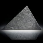 Eisenmeteorit mit geätzter Oberfläche, Dreieckform ca.50x31x2.5mm