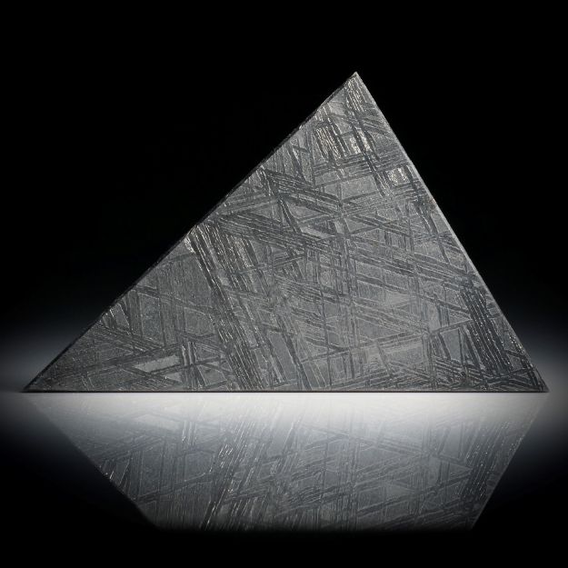 Eisenmeteorit mit geätzter Oberfläche, Dreieckform ca.50x31x2.5mm
