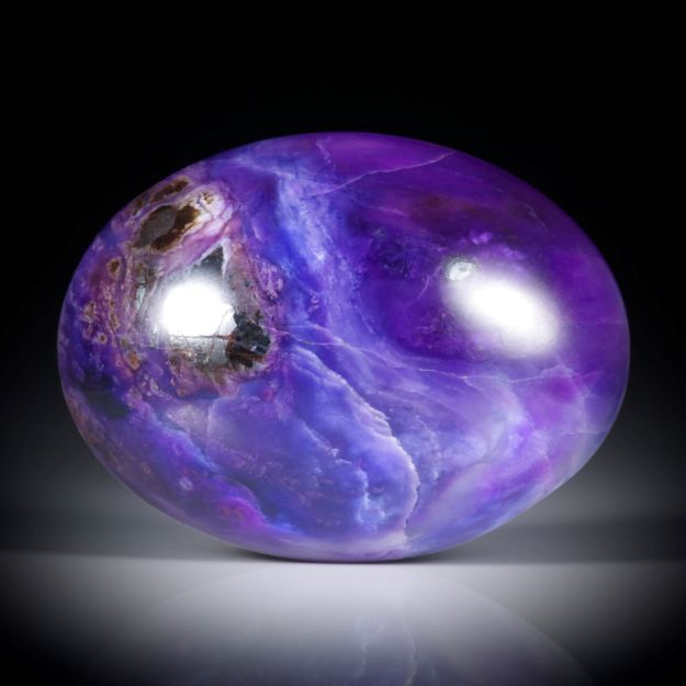 Sugilith mit Richterit 72.04ct. ovaler Cabochon ca.35x26.5x10.5mm