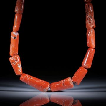 Edelkoralle corallium rubrum, 369.5ct. Collier im Verlauf, Durchmesser von ca.14mm auf 9mm, Länge ca.42cm, aufgezogen ohne Verschluss