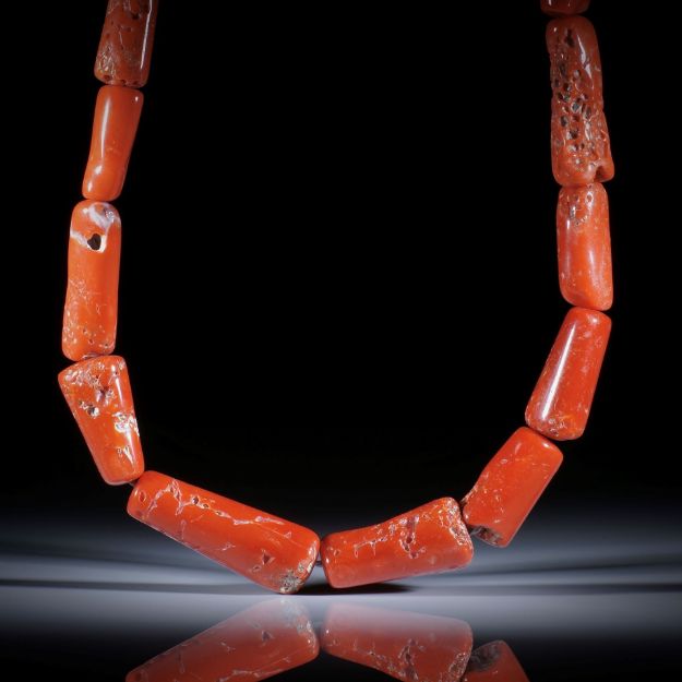 Edelkoralle corallium rubrum, 369.5ct. Collier im Verlauf, Durchmesser von ca.14mm auf 9mm, Länge ca.42cm, aufgezogen ohne Verschluss