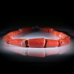 Edelkoralle corallium rubrum, 369.5ct. Collier im Verlauf, Durchmesser von ca.14mm auf 9mm, Länge ca.42cm, aufgezogen ohne Verschluss