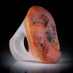 Karneol Fingerring mit naturbelassener Tafelfläche, im Verlauf geschliffen, Breite unten 13mm, Innendurchmesser 19.5mm