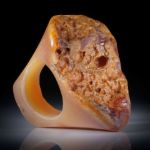 Karneol Fingerring mit naturbelassener Tafelfläche, im Verlauf geschliffen, Breite unten 11mm, Innendurchmesser 18.1mm