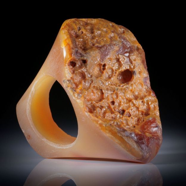 Karneol Fingerring mit naturbelassener Tafelfläche, im Verlauf geschliffen, Breite unten 11mm, Innendurchmesser 18.1mm
