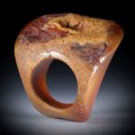 Karneol Fingerring mit naturbelassener Tafelfläche, im Verlauf geschliffen, Breite unten 10mm, Innendurchmesser 18.1mm