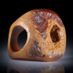Karneol Fingerring mit naturbelassener Tafelfläche, im Verlauf geschliffen, Breite unten 10mm, Innendurchmesser 18.1mm