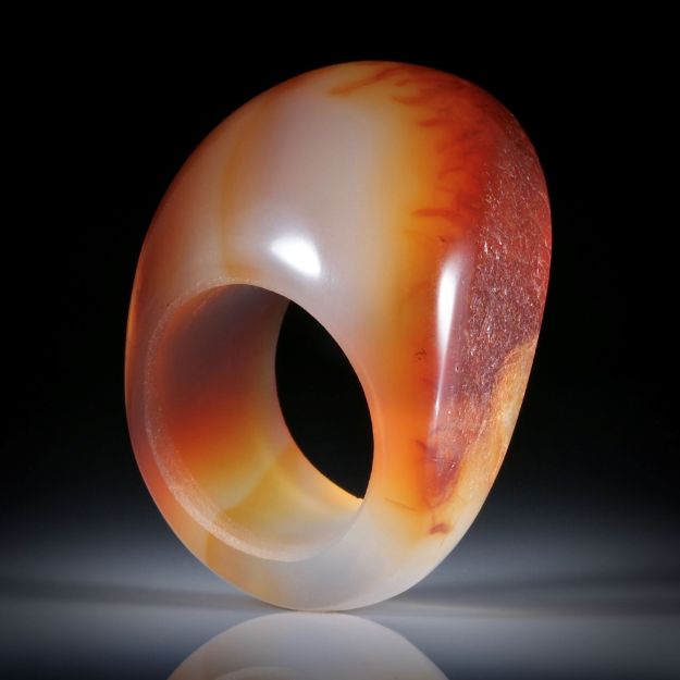Karneol Fingerring, teilweise naturbelassen, im Verlauf geschliffen, Breite unten 13mm, Innendurchmesser 20.1mm
