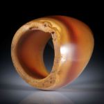 Karneol Fingerring, teilweise naturbelassen, im Verlauf geschliffen, Breite unten 13.5mm, Innendurchmesser 18.1mm