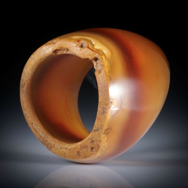 Karneol Fingerring, teilweise naturbelassen, im Verlauf geschliffen, Breite unten 13.5mm, Innendurchmesser 18.1mm