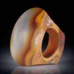 Karneol Tafelring, teilweise naturbelassen, im Verlauf geschliffen, Breite unten 11.5mm, Innendurchmesser 18.5mm