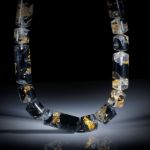 Goldglas Collier, Zylinderform poliert, Durchmesser 13.5mm, Länge 43cm, aufgezogen ohne Verschluss
