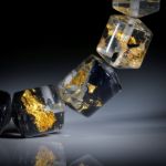Goldglas Collier, Zylinderform poliert, Durchmesser 13.5mm, Länge 43cm, aufgezogen ohne Verschluss