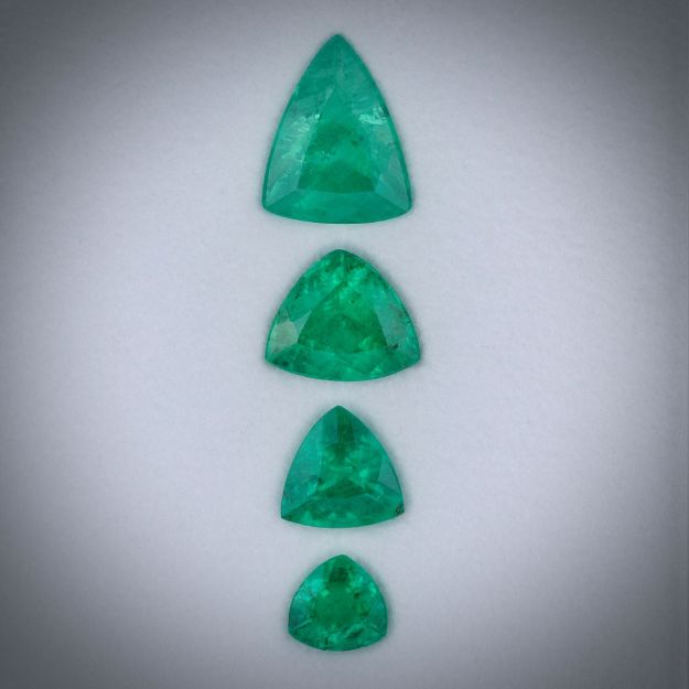 Smaragd 2.43ct.  Lot aus 4 Steinen, Dreieckschliff facettiert, Längen von ca. 4.5 bis 8.5mm