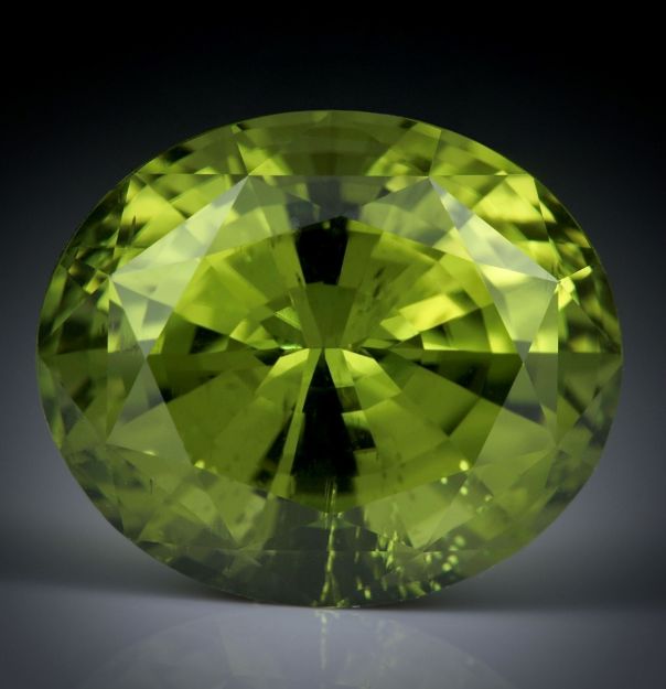 Peridot Burma 6.21ct.  oval facettiert ca.12x10.5x7.5mm