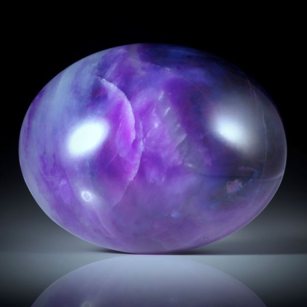 Sugilith 48.75ct. ovaler Cabochon ca.30x24x9.5mm