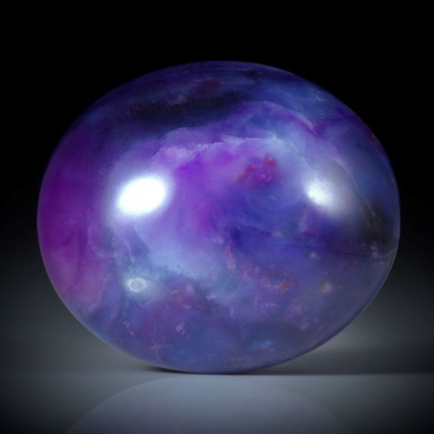 Sugilith 45.38ct. ovaler Cabochon ca.28x24x9mm