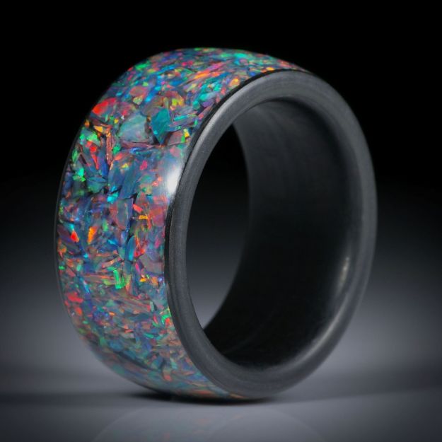 synthetischer Opal in Epoxydharz, Innen- und Seitenringe aus Karbon, Breite 12mm, Innendurchmesser 19.7mm
