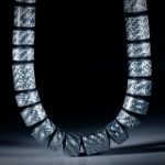 Alutex Collier, grosse Zylinderformen poliert, seitlich leicht gerundet, Durchmesser ca.17mm, Länge 47cm, aufgezogen ohne Verschluss