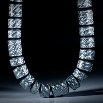Alutex Collier, grosse Zylinderformen poliert, seitlich leicht gerundet, Durchmesser ca.17mm, Länge 47cm, aufgezogen ohne Verschluss