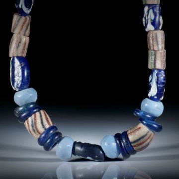 Collier aus antiken Glasperlen (Venedig 1700 - 1900), verschiedene Formen, Durchmesser von ca.8mm bis 11mm, Länge ca.46cm, aufgezogen ohne Verschluss
