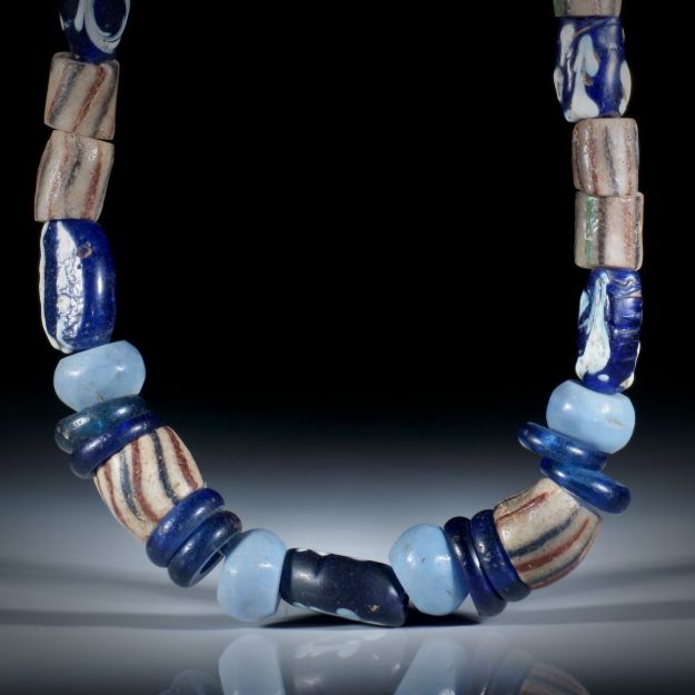 Collier aus antiken Glasperlen (Venedig 1700 - 1900), verschiedene Formen, Durchmesser von ca.8mm bis 11mm, Länge ca.46cm, aufgezogen ohne Verschluss