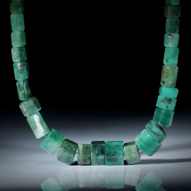 Smaragd Brasilien, Collier aus polierten Sechseck Formen, Durchmesser von ca.6mm bis ca.11mm, Einzelstück, Länge ca.43.5cm