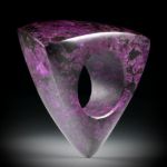 Sugilith Fingerring, Fantasieform poliert, Breite unten 10.5mm, Innendurchmesser 18mm