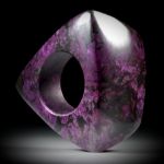 Sugilith Fingerring, Fantasieform poliert, Breite unten 10.5mm, Innendurchmesser 18mm