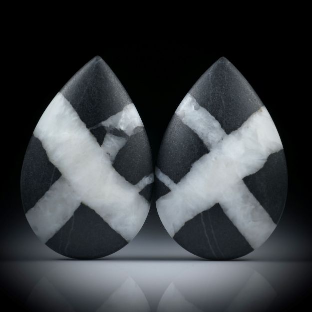 Kiesel Paar mit Kreuz, in Tropfenform, einseitig bombiert und feinmatt, je ca.39x25x6.5mm
