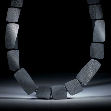Karboncollier, Dreieckprofil in Torsion geschliffen, feinmatt, Länge ca.45cm