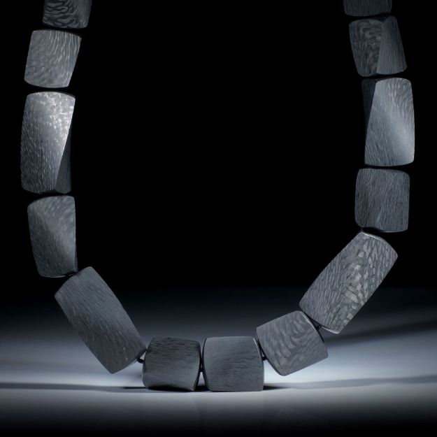 Karboncollier, Dreieckprofil in Torsion geschliffen, feinmatt, Länge ca.45cm