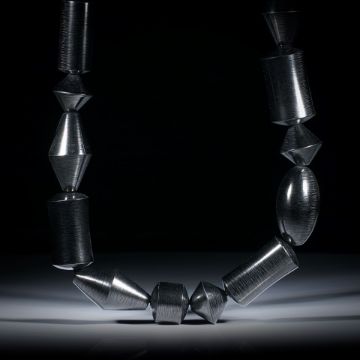 Karbon Collier aus polierten Fantasieformen, Länge ca.48cm, Durchmesser 15-17mm