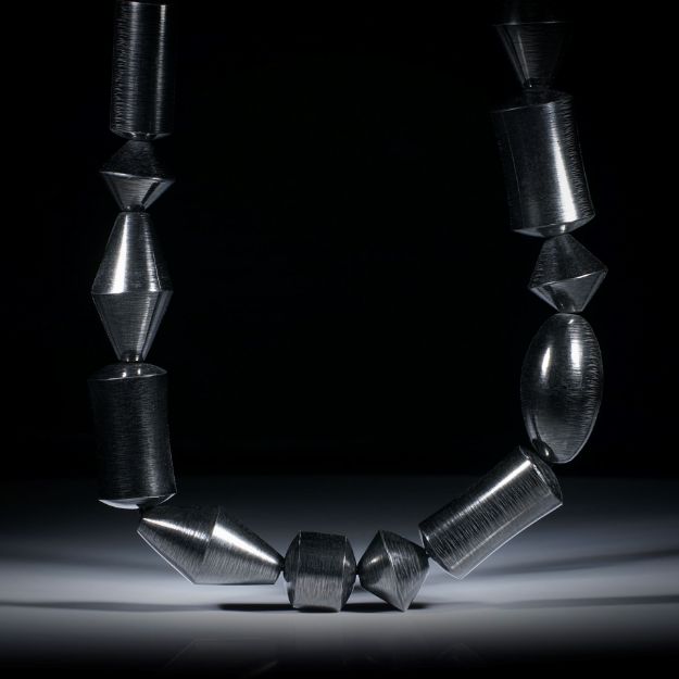 Karbon Collier aus polierten Fantasieformen, Länge ca.48cm, Durchmesser 15-17mm