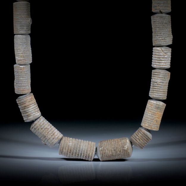 Collier aus versteinerten Seeliliestängeln, Stirnseiten bombiert geschliffen, Länge ca.46cm