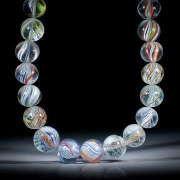 Collier aus antiken Latticino Murmeln, Durchmesser von ca.14mm bis 19mm, 29 Murmeln, Gesamtlänge ca.46cm