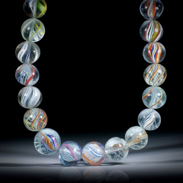Collier aus antiken Latticino Murmeln, Durchmesser von ca.14mm bis 19mm, 29 Murmeln, Gesamtlänge ca.46cm