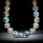 Collier aus antiken Latticino Murmeln, Durchmesser von ca.14.5mm bis 18.5mm, 27 Murmeln, Gesamtlänge ca.42.5cm