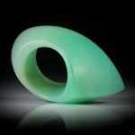 Chrysopras Fingerring, Fantasieform im Verlauf, feinmatt, Breite unten 15mm, Innendurchmesser 19.1mm