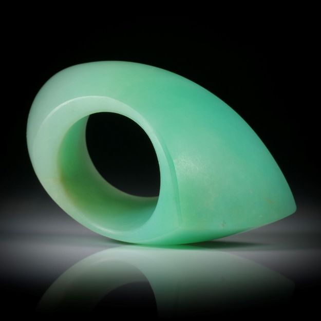 Chrysopras Fingerring, Fantasieform im Verlauf, feinmatt, Breite unten 15mm, Innendurchmesser 19.1mm