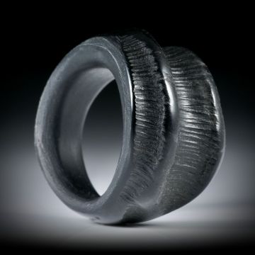Fingerring aus Springbockhorn, poliert und teilweise naturbelassen, Innendurchmesser 19.1mm