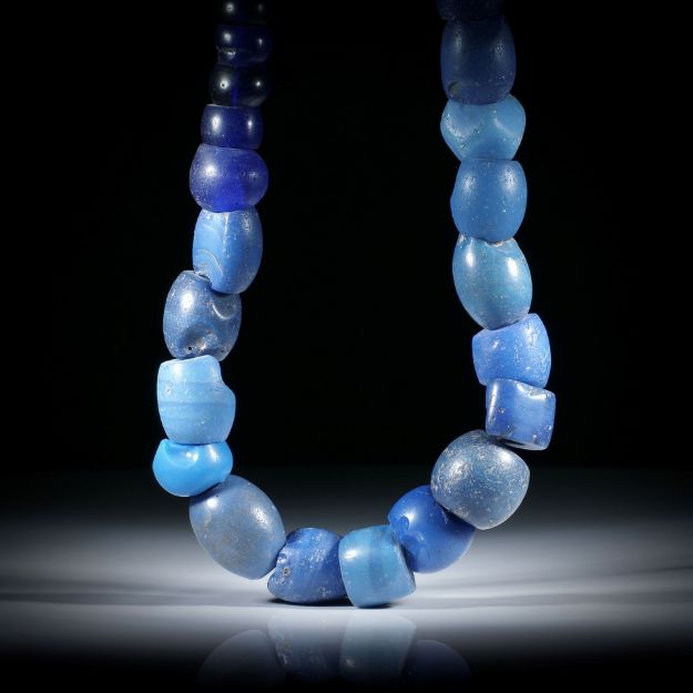 Collier aus antiken Glasperlen (Venedig 1700 - 1900), Fass-Formen, im Verlauf, von ca.22x22x20mm auf 9x9x11mm, Länge ca.48cm