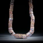Collier aus antiken Glasperlen (Venedig 1700 - 1900), Zylinder-Formen, im Verlauf, von ca.15x15x19mm auf 10x10x16mm, Länge ca.45cm