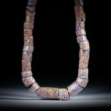 Collier aus antiken Glasperlen (Venedig 1700 - 1900), Zylinder-Formen, im Verlauf, von ca.15x15x19mm auf 10x10x16mm, Länge ca.45cm