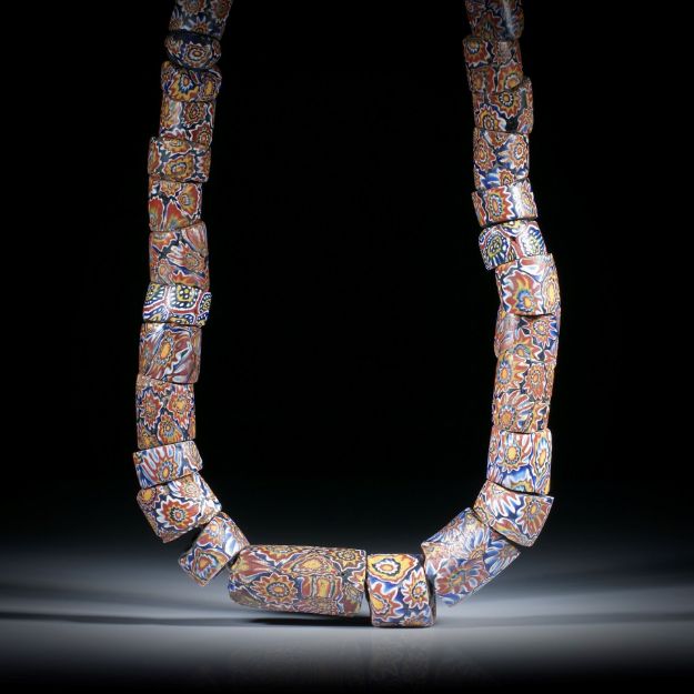 Collier aus antiken Glasperlen (Venedig 1700 - 1900), Zylinder-Formen, im Verlauf, von ca.15x15x19mm auf 10x10x16mm, Länge ca.45cm